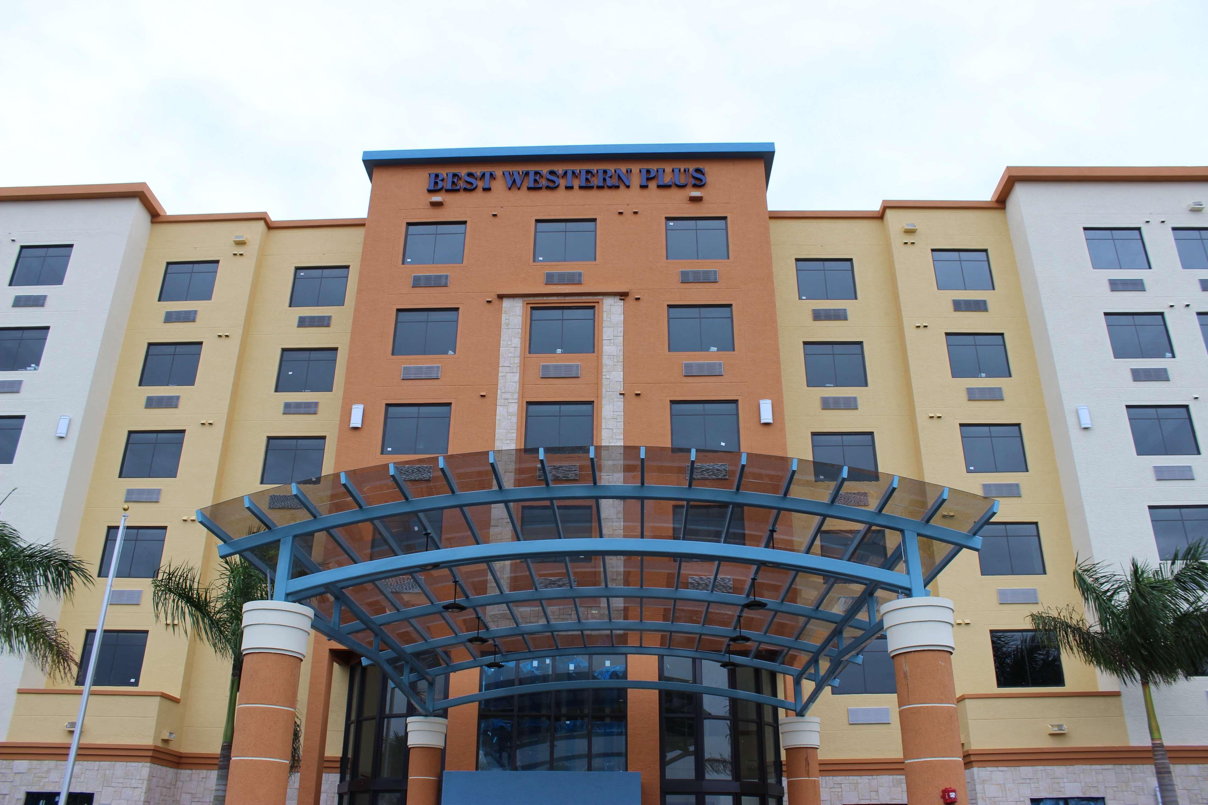 Best Western Plus Miami Executive Airport Hotel And Suites Country Walk Exterior photo