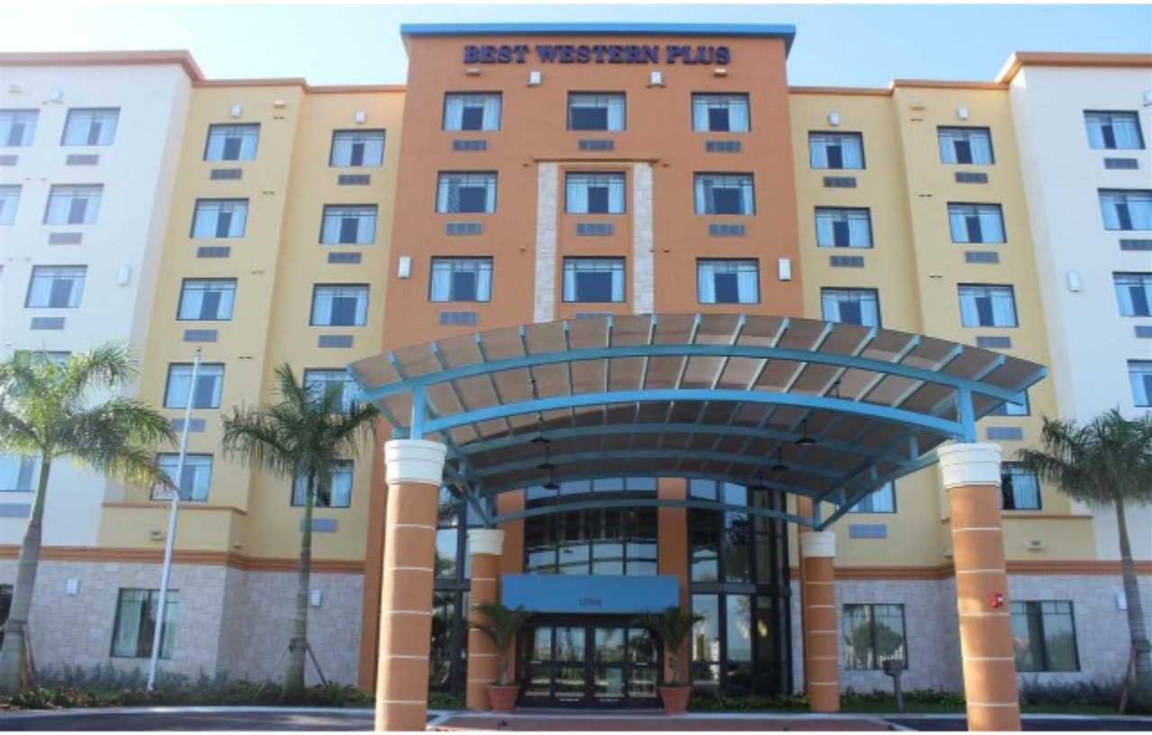Best Western Plus Miami Executive Airport Hotel And Suites Country Walk Exterior photo